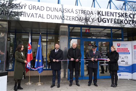 Interiér klientskeho centra s ľuďmi pri prepážkach