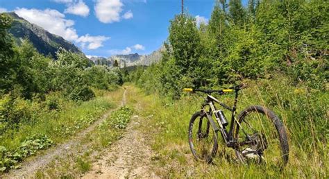Fotografia Štrbského Plesa v lete s turistami a cyklistami