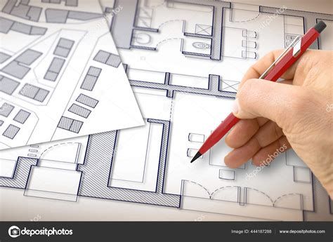 Architekt kreslí plány na papieri