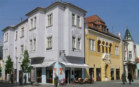 Ulica Winterová v Piešťanoch s historickými budovami a kaviarňami