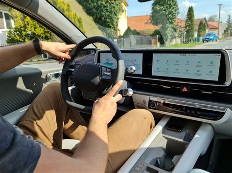 Ilustračná fotografia nového auta v autosalóne