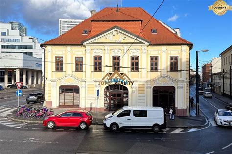 Fotografia rušnej obchodnej ulice v centre mesta