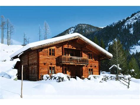 Horská chata v zasneženom prostredí