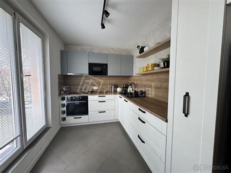Interiér moderne zariadeného 3-izbového bytu s obývacou izbou a vstupom na balkón