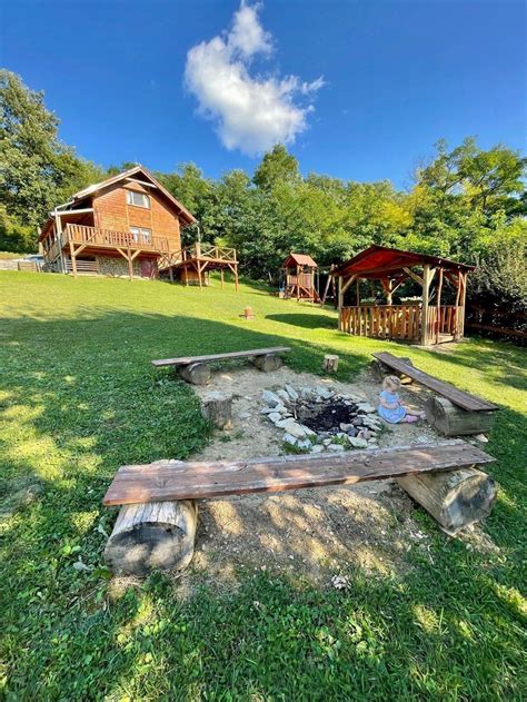 Panoramatický záber na obec Jedľové Kostoľany s okolitými vrchmi