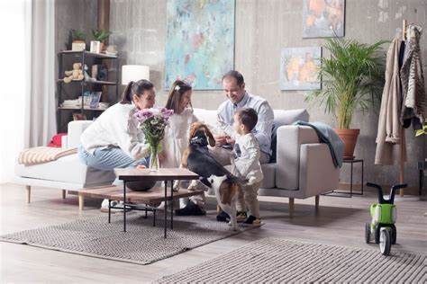 Ilustrácia rodiny s domácim miláčikom a symbolom čistoty