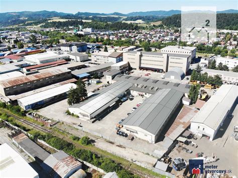 Moderný priemyselný areál s halami