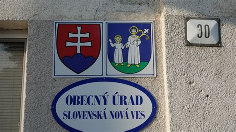 Obecný úrad s vlajkou Slovenska