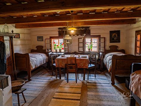 Fotografia interiéru staršieho vidieckeho domu s potenciálom na rekonštrukciu