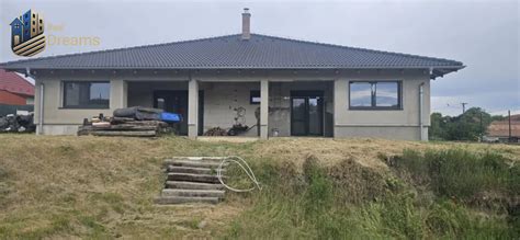 Fotografia rodinného domu s veľkou záhradou