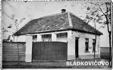 Fotografia typického rodinného domu v slovenskej dedine