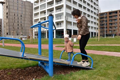 Fotografia parku v Karlovej Vsi s hracími prvkami pre deti