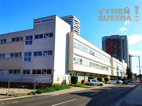 Výklad obchodného priestoru v rušnej ulici