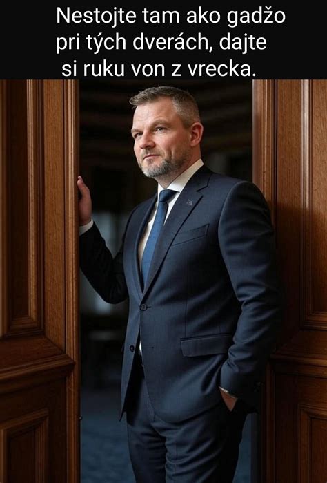 Ilustračná fotografia úradných hodín na dverách