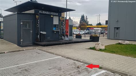 Detail výklopného predajného pultu dreveného stánku