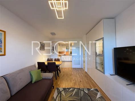 Pohľad na interiér bytu s výhľadom na zeleň v Green Corner