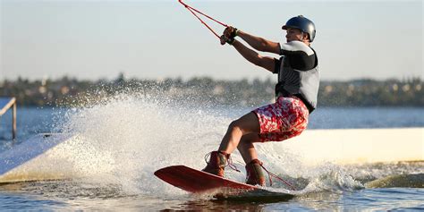 Osoba vykonávajúca trik na wakeboarde