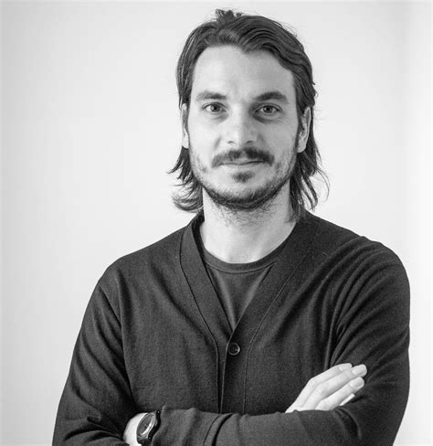 Architekt Balázs Füzék pri práci na návrhu interiéru
