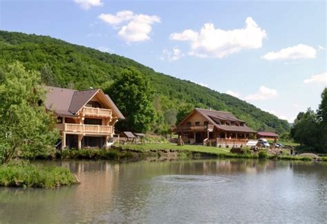 Ilustračná fotografia chaty pri jazere