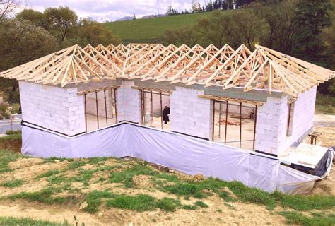 Valbová strecha na modernom dome