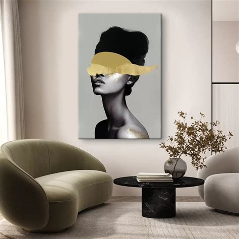 Ilustračná fotografia mladej ženy s kľúčmi od bytu