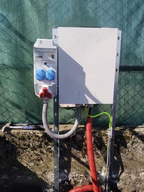 Fotografia osadeného elektromerového rozvádzača s viditeľnou prípravou na uzemnenie