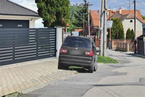 Ilustračná fotografia troch ľudí stojacich pred rodinným domom