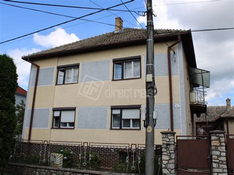 Ilustrácia pozemku s rôznymi stavbami