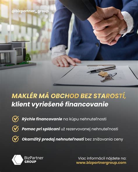 Ilustračná fotografia zobrazujúca pár podpisujúci zmluvu s realitným maklérom.
