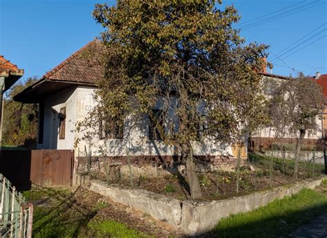 Tradičný slovenský dom z nepálenej tehly