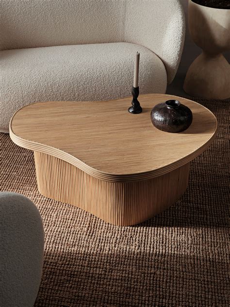 Ručne vyrobený drevený konferenčný stolík