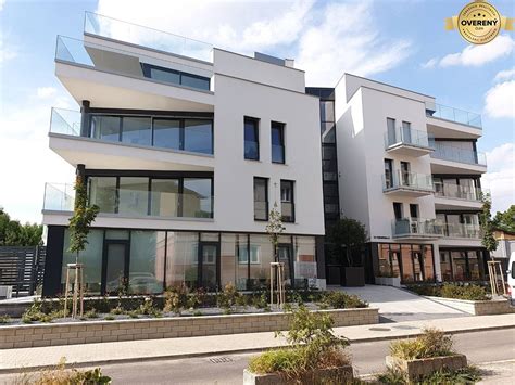 Mladý pár si prezerá byt v novostavbe