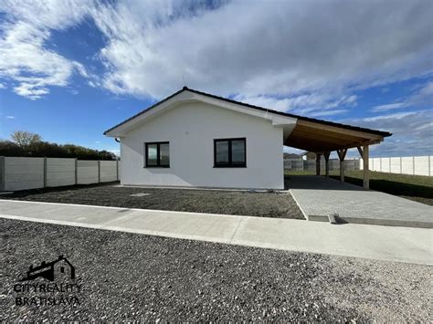 Moderný rodinný dom s veľkým pozemkom