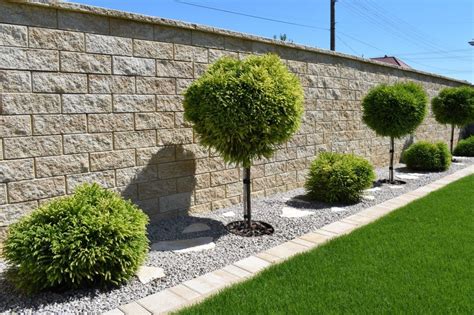 Infografika porovnávajúca životnosť a odolnosť rôznych typov garáží