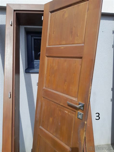 Staré drevené dvere na chalupe