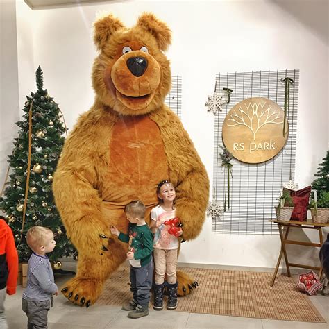 maskot medveď na firemnej akcii