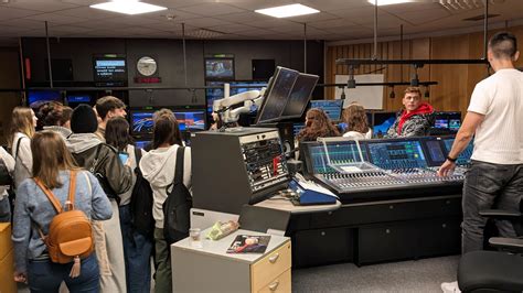 Študenti s prijímačmi na exkurzii