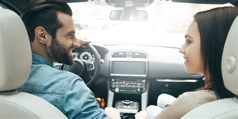 Infografika porovnávajúca ceny prenájmu domov podľa počtu izieb a vybavenia