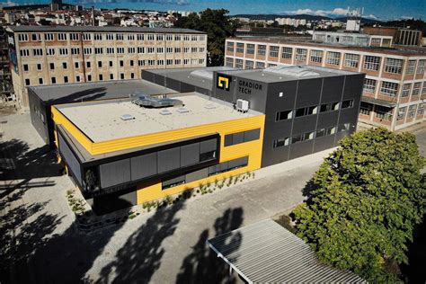 Moderná administratívna budova v priemyselnom areáli