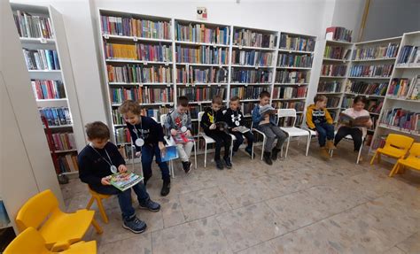 Ilustrácia študentov v knižnici