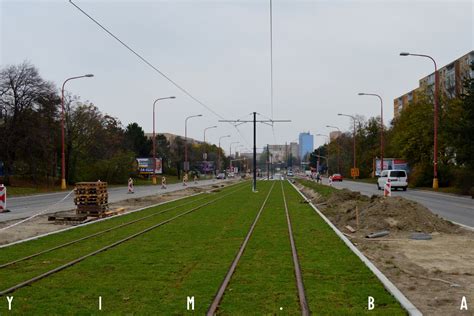 Fotografia z výstavby električkovej trate v Karlovej Vsi, zobrazujúca stavebné práce.