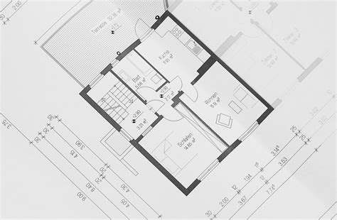 architekt a stavebný inžinier kontrolujú plány domu