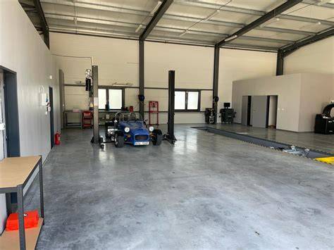 Interiér autoservisu s dielenskými priestormi