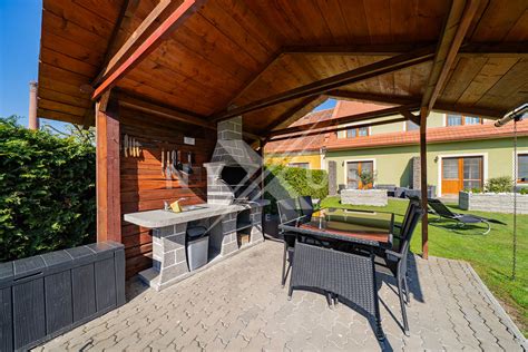 Fotografia zastrešenej terasy apartmánového domu s posedením