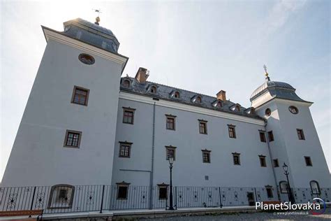 Zasklená kupola nad nádvorím Haličského zámku