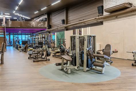 moderné fitness centrum so strojmi