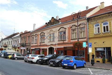 Rušná ulica v centre Košíc s mnohými obchodmi