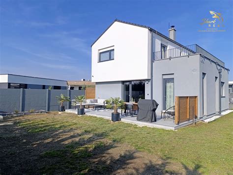 Pohľad na moderný apartmánový dom pri chorvátskom pobreží