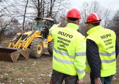 Stavebný technik dohliada na stavenisku