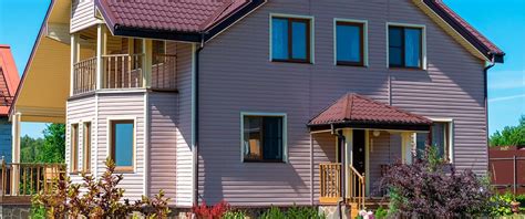 Rôzne typy fasád obchodných prevádzok v centre